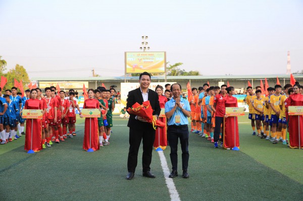 Hàng ngàn người ‘tiếp lửa’ lễ khai mạc vòng loại Tây Nam bộ TNSV THACO cup 2026 Hàng ngàn người ‘tiếp lửa’ lễ khai mạc vòng loại Tây Nam bộ TNSV THACO cup 2026