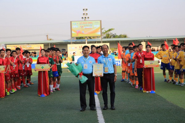 Hàng ngàn người ‘tiếp lửa’ lễ khai mạc vòng loại Tây Nam bộ TNSV THACO cup 2026 Hàng ngàn người ‘tiếp lửa’ lễ khai mạc vòng loại Tây Nam bộ TNSV THACO cup 2026
