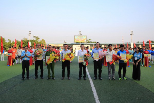 Hàng ngàn người ‘tiếp lửa’ lễ khai mạc vòng loại Tây Nam bộ TNSV THACO cup 2026 Hàng ngàn người ‘tiếp lửa’ lễ khai mạc vòng loại Tây Nam bộ TNSV THACO cup 2026