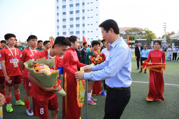 Hàng ngàn người ‘tiếp lửa’ lễ khai mạc vòng loại Tây Nam bộ TNSV THACO cup 2026 Hàng ngàn người ‘tiếp lửa’ lễ khai mạc vòng loại Tây Nam bộ TNSV THACO cup 2026