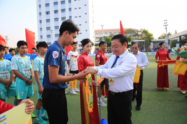 Hàng ngàn người ‘tiếp lửa’ lễ khai mạc vòng loại Tây Nam bộ TNSV THACO cup 2026 Hàng ngàn người ‘tiếp lửa’ lễ khai mạc vòng loại Tây Nam bộ TNSV THACO cup 2026