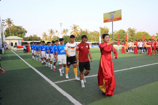 Hàng ngàn người ‘tiếp lửa’ lễ khai mạc vòng loại Tây Nam bộ TNSV THACO cup 2026 Hàng ngàn người ‘tiếp lửa’ lễ khai mạc vòng loại Tây Nam bộ TNSV THACO cup 2026
