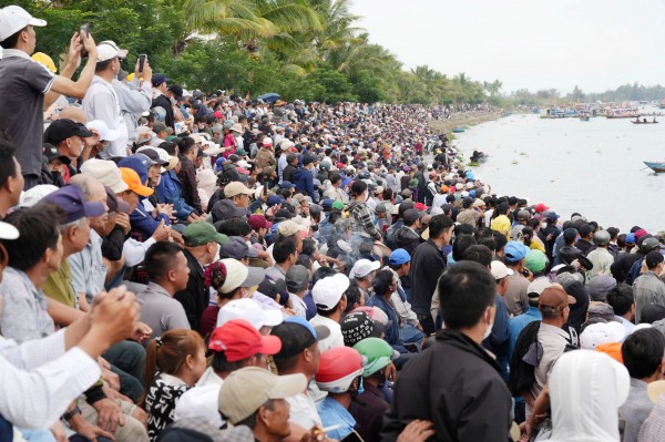 Hàng nghìn người dân chen chân, cổ vũ cuồng nhiệt giải đua thuyền trên sông Thu Bồn Hàng nghìn người dân chen chân, cổ vũ cuồng nhiệt giải đua thuyền trên sông Thu Bồn