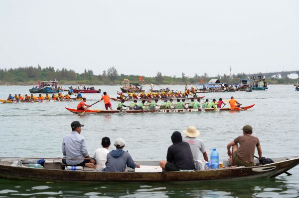 Hàng nghìn người dân chen chân, cổ vũ cuồng nhiệt giải đua thuyền trên sông Thu Bồn Hàng nghìn người dân chen chân, cổ vũ cuồng nhiệt giải đua thuyền trên sông Thu Bồn