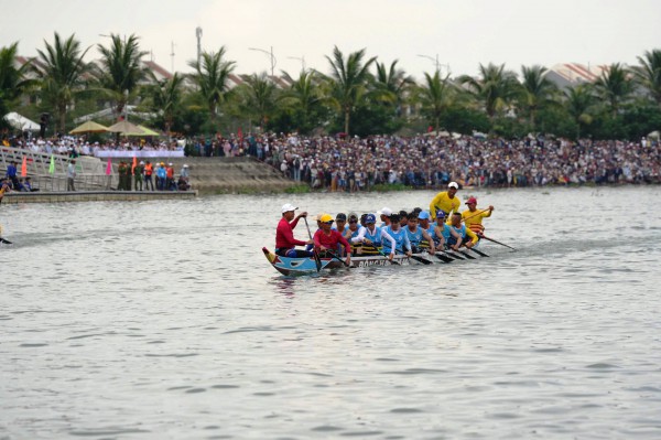Hàng nghìn người dân chen chân, cổ vũ cuồng nhiệt giải đua thuyền trên sông Thu Bồn Hàng nghìn người dân chen chân, cổ vũ cuồng nhiệt giải đua thuyền trên sông Thu Bồn