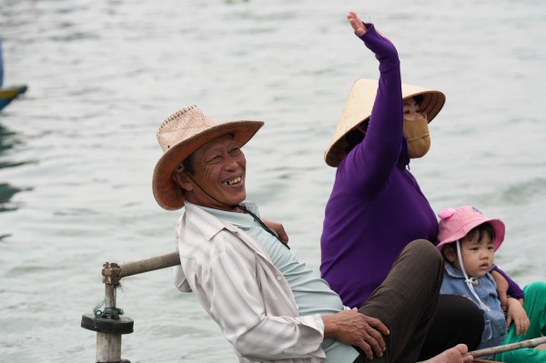 Hàng nghìn người dân chen chân, cổ vũ cuồng nhiệt giải đua thuyền trên sông Thu Bồn Hàng nghìn người dân chen chân, cổ vũ cuồng nhiệt giải đua thuyền trên sông Thu Bồn