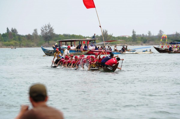 Hàng nghìn người dân chen chân, cổ vũ cuồng nhiệt giải đua thuyền trên sông Thu Bồn Hàng nghìn người dân chen chân, cổ vũ cuồng nhiệt giải đua thuyền trên sông Thu Bồn