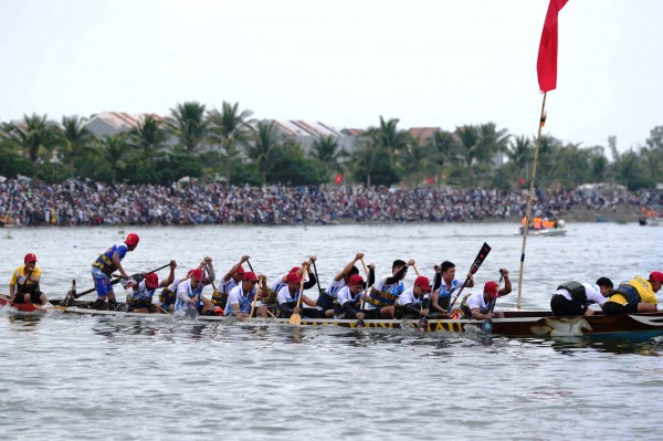 Hàng nghìn người dân chen chân, cổ vũ cuồng nhiệt giải đua thuyền trên sông Thu Bồn Hàng nghìn người dân chen chân, cổ vũ cuồng nhiệt giải đua thuyền trên sông Thu Bồn