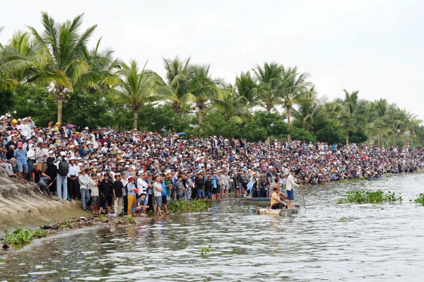 Hàng nghìn người dân chen chân, cổ vũ cuồng nhiệt giải đua thuyền trên sông Thu Bồn Hàng nghìn người dân chen chân, cổ vũ cuồng nhiệt giải đua thuyền trên sông Thu Bồn