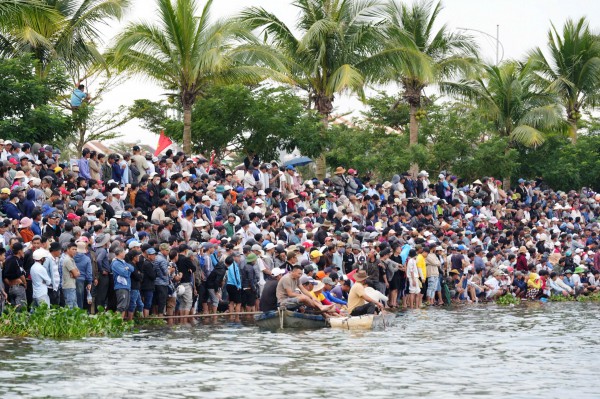 Hàng nghìn người dân chen chân, cổ vũ cuồng nhiệt giải đua thuyền trên sông Thu Bồn Hàng nghìn người dân chen chân, cổ vũ cuồng nhiệt giải đua thuyền trên sông Thu Bồn