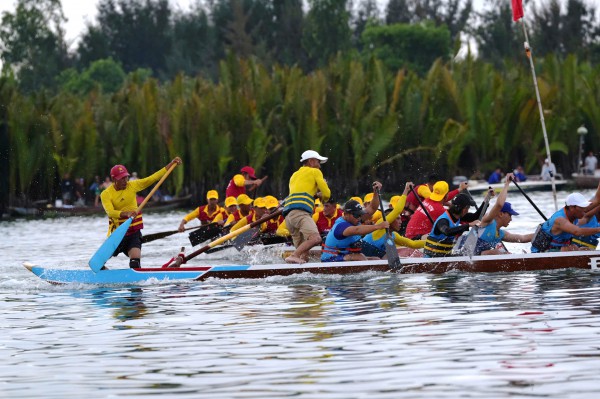 Hàng nghìn người dân chen chân, cổ vũ cuồng nhiệt giải đua thuyền trên sông Thu Bồn Hàng nghìn người dân chen chân, cổ vũ cuồng nhiệt giải đua thuyền trên sông Thu Bồn