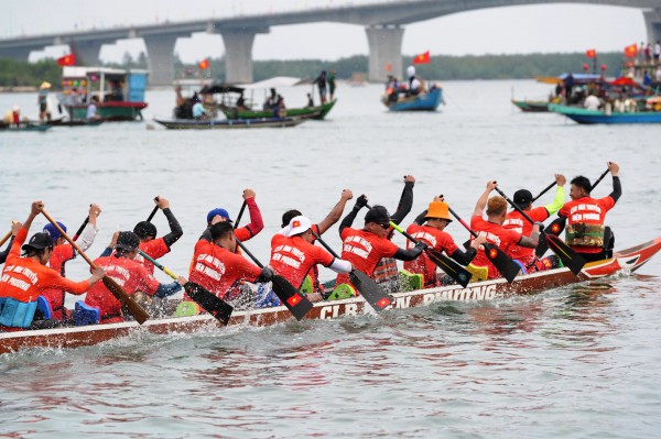 Hàng nghìn người dân chen chân, cổ vũ cuồng nhiệt giải đua thuyền trên sông Thu Bồn Hàng nghìn người dân chen chân, cổ vũ cuồng nhiệt giải đua thuyền trên sông Thu Bồn
