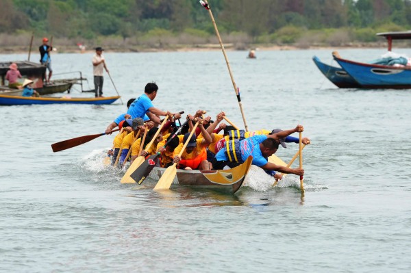 Hàng nghìn người dân chen chân, cổ vũ cuồng nhiệt giải đua thuyền trên sông Thu Bồn Hàng nghìn người dân chen chân, cổ vũ cuồng nhiệt giải đua thuyền trên sông Thu Bồn