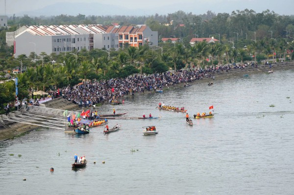 Hàng nghìn người dân chen chân, cổ vũ cuồng nhiệt giải đua thuyền trên sông Thu Bồn Hàng nghìn người dân chen chân, cổ vũ cuồng nhiệt giải đua thuyền trên sông Thu Bồn