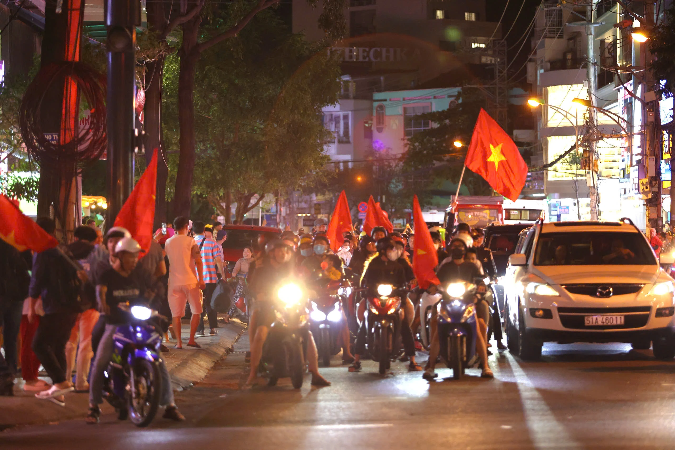 Hàng nghìn người dân, du khách ở phố biển Nha Trang đi 'bão' mừng Việt Nam vô địch