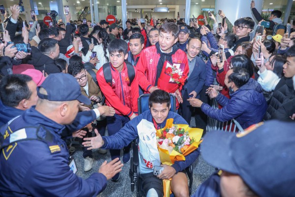 Hiểu Minh nhận hoa trên xe lăn, U.23 Việt Nam được 'biển người' chào đón: Thầy Kim tràn cảm xúc