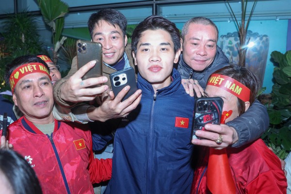 Hiểu Minh nhận hoa trên xe lăn, U.23 Việt Nam được 'biển người' chào đón: Thầy Kim tràn cảm xúc