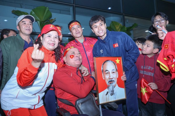 Hiểu Minh nhận hoa trên xe lăn, U.23 Việt Nam được 'biển người' chào đón: Thầy Kim tràn cảm xúc