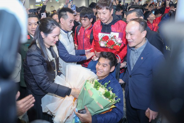 Hiểu Minh nhận hoa trên xe lăn, U.23 Việt Nam được 'biển người' chào đón: Thầy Kim tràn cảm xúc