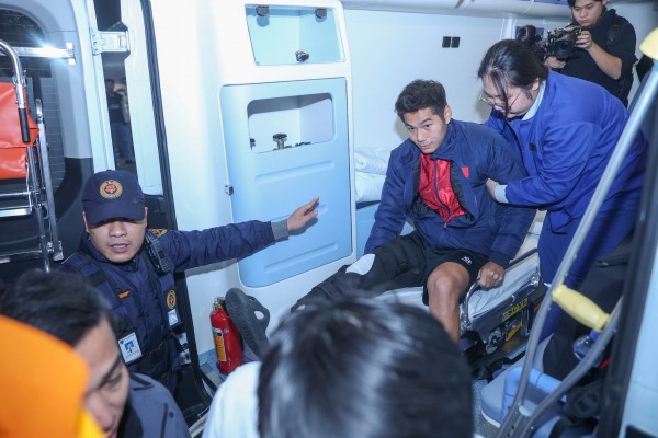 Hiểu Minh nhận hoa trên xe lăn, U.23 Việt Nam được 'biển người' chào đón: Thầy Kim tràn cảm xúc