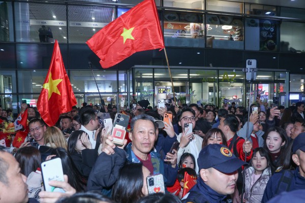 Hiểu Minh nhận hoa trên xe lăn, U.23 Việt Nam được 'biển người' chào đón: Thầy Kim tràn cảm xúc