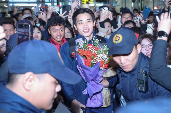 Hiểu Minh nhận hoa trên xe lăn, U.23 Việt Nam được 'biển người' chào đón: Thầy Kim tràn cảm xúc