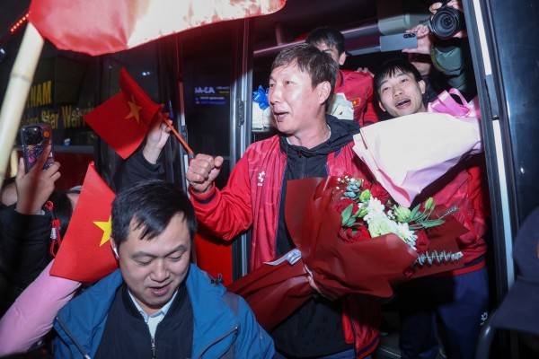 Hiểu Minh nhận hoa trên xe lăn, U.23 Việt Nam được 'biển người' chào đón: Thầy Kim tràn cảm xúc