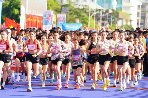 Hoàng Nguyên Thanh lần thứ 7 vô địch Tiền Phong Marathon, Ngọc Hoa trườn về đích tạo cảm xúc đặc biệt