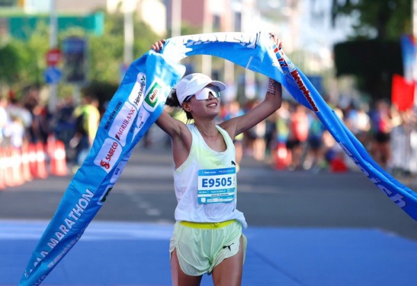 Hoàng Nguyên Thanh lần thứ 7 vô địch Tiền Phong Marathon, Ngọc Hoa trườn về đích tạo cảm xúc đặc biệt