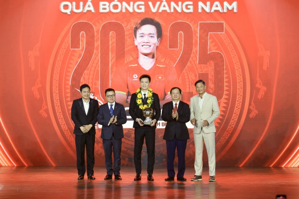 Hoàng Đức lập hat-trick Quả bóng vàng Việt Nam, Bích Thùy xúc động khi được vinh danh đặc biệt Hoàng Đức lập hat-trick Quả bóng vàng Việt Nam, Bích Thùy xúc động khi được vinh danh đặc biệt