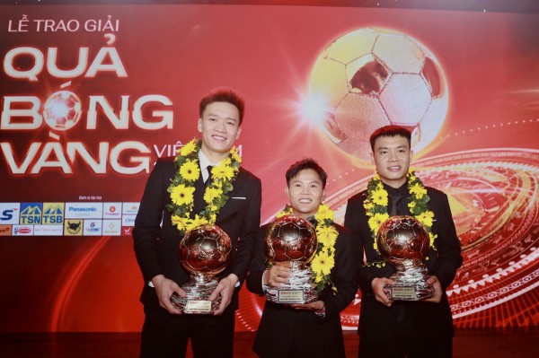 Hoàng Đức lập hat-trick Quả bóng vàng Việt Nam, Bích Thùy xúc động khi được vinh danh đặc biệt Hoàng Đức lập hat-trick Quả bóng vàng Việt Nam, Bích Thùy xúc động khi được vinh danh đặc biệt