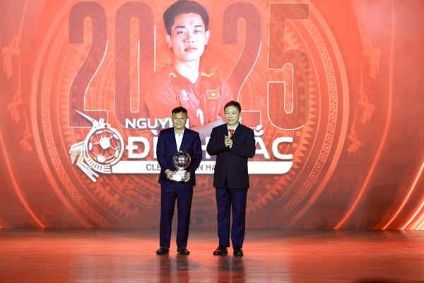 Hoàng Đức lập hat-trick Quả bóng vàng Việt Nam, Bích Thùy xúc động khi được vinh danh đặc biệt Hoàng Đức lập hat-trick Quả bóng vàng Việt Nam, Bích Thùy xúc động khi được vinh danh đặc biệt