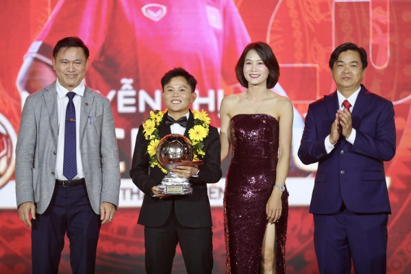 Hoàng Đức lập hat-trick Quả bóng vàng Việt Nam, Bích Thùy xúc động khi được vinh danh đặc biệt Hoàng Đức lập hat-trick Quả bóng vàng Việt Nam, Bích Thùy xúc động khi được vinh danh đặc biệt