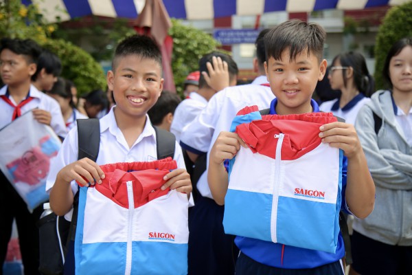 Hoàng Đức thông qua 'Áo ấm đến trường' tiếp sức học sinh nghèo hiếu học