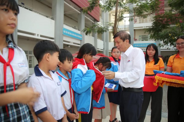 Hoàng Đức thông qua 'Áo ấm đến trường' tiếp sức học sinh nghèo hiếu học