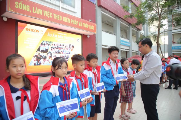Hoàng Đức thông qua 'Áo ấm đến trường' tiếp sức học sinh nghèo hiếu học