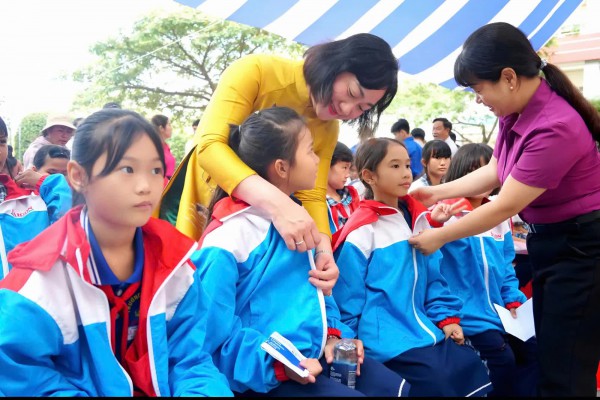 Hoàng Đức thông qua 'Áo ấm đến trường' tiếp sức học sinh nghèo hiếu học