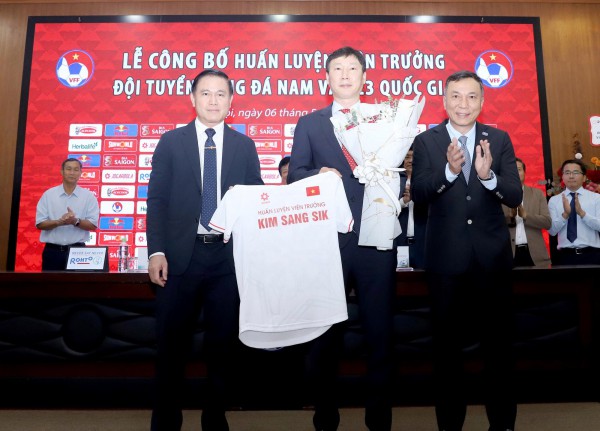 Hợp đồng VFF và HLV Kim Sang-sik có điều khoản tự động gia hạn: Đôi bên không cần đàm phán lại Hợp đồng VFF và HLV Kim Sang-sik có điều khoản tự động gia hạn: Đôi bên không cần đàm phán lại