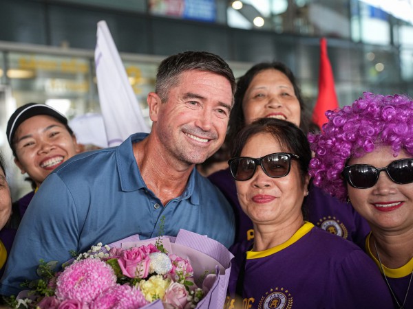 Huyền thoại Harry Kewell đến Việt Nam, bắt đầu cuộc phiêu lưu cùng Hà Nội: HLV tạm quyền Adachi đi đâu? Huyền thoại Harry Kewell đến Việt Nam, bắt đầu cuộc phiêu lưu cùng Hà Nội: HLV tạm quyền Adachi đi đâu?