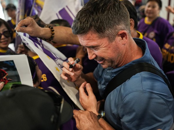 Huyền thoại Harry Kewell đến Việt Nam, bắt đầu cuộc phiêu lưu cùng Hà Nội: HLV tạm quyền Adachi đi đâu? Huyền thoại Harry Kewell đến Việt Nam, bắt đầu cuộc phiêu lưu cùng Hà Nội: HLV tạm quyền Adachi đi đâu?