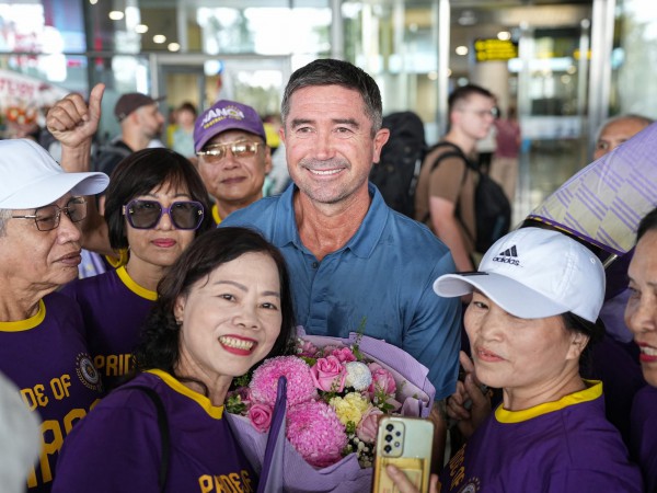 Huyền thoại Harry Kewell đến Việt Nam, bắt đầu cuộc phiêu lưu cùng Hà Nội: HLV tạm quyền Adachi đi đâu? Huyền thoại Harry Kewell đến Việt Nam, bắt đầu cuộc phiêu lưu cùng Hà Nội: HLV tạm quyền Adachi đi đâu?