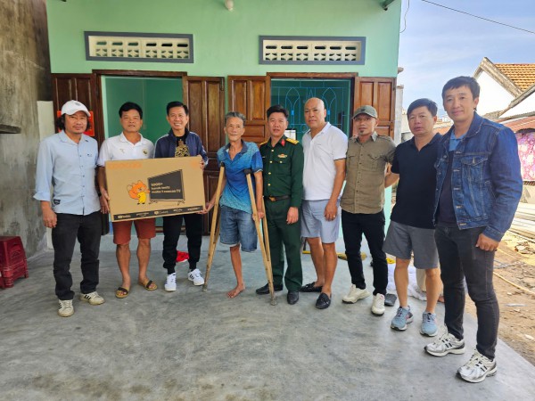 Huyền thoại bóng đá tranh tài PickFootball, tặng TV bà con bị ảnh hưởng bão lũ tại Khánh Hòa