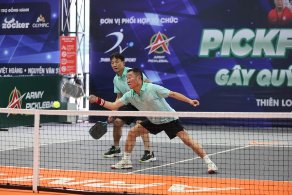 Huyền thoại bóng đá tranh tài PickFootball, tặng TV bà con bị ảnh hưởng bão lũ tại Khánh Hòa