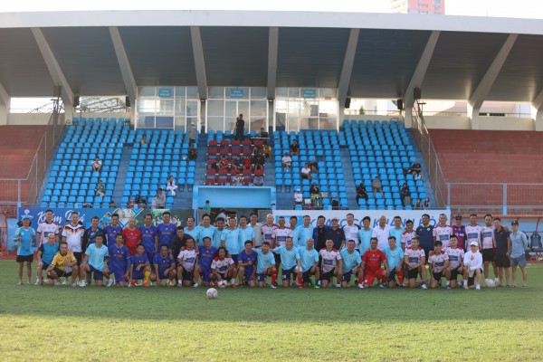 Huyền thoại bóng đá tranh tài PickFootball, tặng TV bà con bị ảnh hưởng bão lũ tại Khánh Hòa