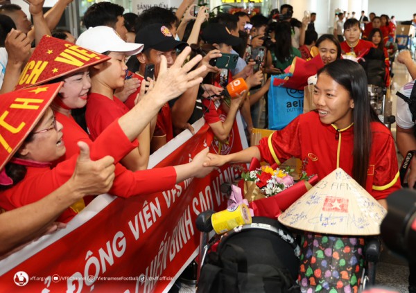 Huỳnh Như tiết lộ chuẩn bị đàm phán hợp đồng với Lank FC