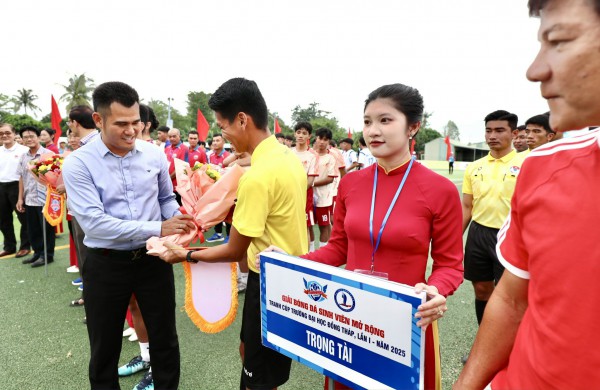 Huỳnh Quốc Cường, Phan Thanh Bình truyền cảm hứng cho giải sinh viên Trường ĐH Đồng Tháp Huỳnh Quốc Cường, Phan Thanh Bình truyền cảm hứng cho giải sinh viên Trường ĐH Đồng Tháp