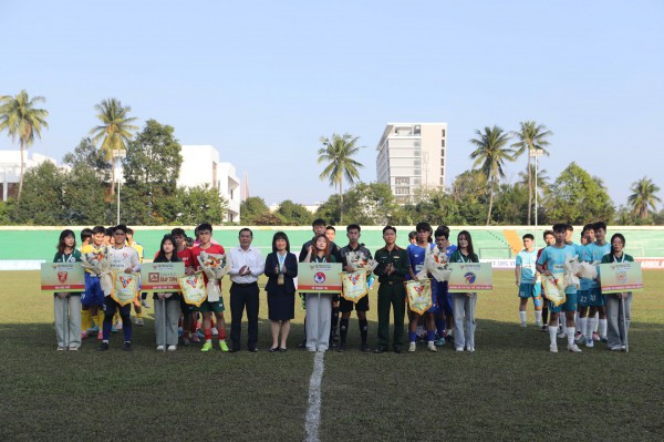 Khai mạc khu vực Duyên hải miền Trung: Lan tỏa không chỉ tình yêu bóng đá... Khai mạc khu vực Duyên hải miền Trung: Lan tỏa không chỉ tình yêu bóng đá...