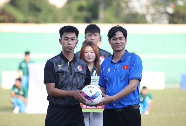 Khai mạc khu vực Duyên hải miền Trung: Lan tỏa không chỉ tình yêu bóng đá... Khai mạc khu vực Duyên hải miền Trung: Lan tỏa không chỉ tình yêu bóng đá...