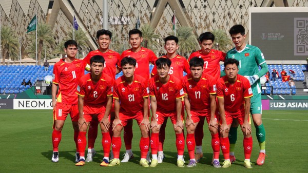 Không thể đoán trong đầu HLV Kim suy nghĩ những gì, khán giả thích mê còn đối thủ rối bời!