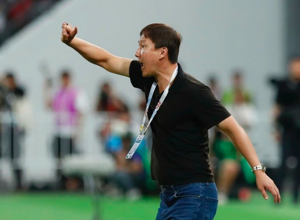 Không thể đoán trong đầu HLV Kim suy nghĩ những gì, khán giả thích mê còn đối thủ rối bời!